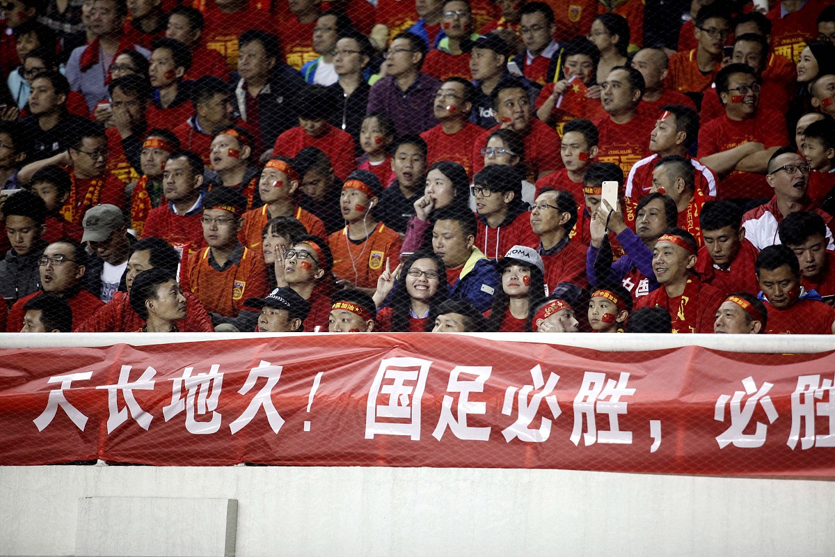 红牌事件后球队反败为胜，展现团结拼搏精神！
